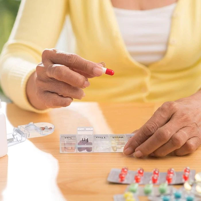 Relaxdays Tablettenbox 7 Tage, Täglich, Inkl. Tablettenschneider 2 Relaxdays Tablettenbox 7 Tage, Täglich, Inkl. Tablettenschneider – Bild 2