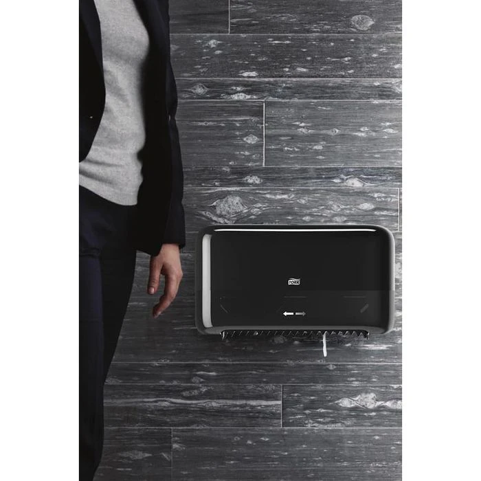 Tork Toilettenpapierspender Elevation, 558048, T7, Kunststoff, Für 2 Jumbo Rollen, Schwarz 2 Tork Toilettenpapierspender Elevation, 558048, T7, Kunststoff, Für 2 Jumbo Rollen, Schwarz – Bild 2