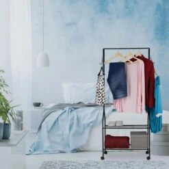 Relaxdays Garderobenständer 10027470, Mit Rollen, 2 Ablagen & 4 Haken, Metall, Schwarz -Haushaltsprodukte fa6606eabd6dc0e38dc7bb48f22b20dd160f763b garderobenstaender relaxdays 10027470